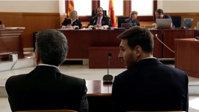 ميسي ووالده أثناء نظر القضية أمام المحكمة الابتدائية في برشلونة العام الماضي