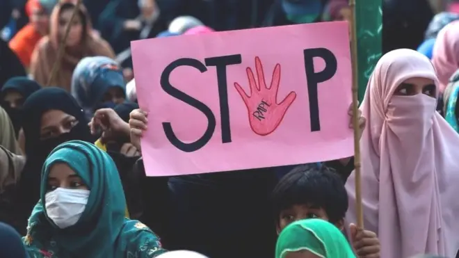 विरोध प्रदर्शन करतीं महिलाएं