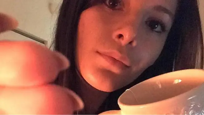 فتاة تصور أحد مقاطع الفيديو لموقع يوتيوب