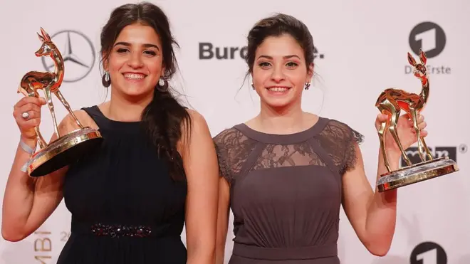 Sara Mardini kızkardeşi Yüsra Mardini ile Almanya'da medya ödülünü alırken.