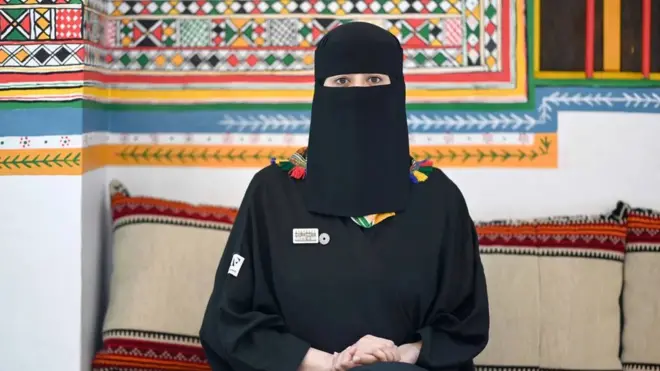 تقول القحطاني إن الأجيال السابقة من النساء كانت تستخدم الألوان الطبيعية المستخرجة من الأشجار الأصلية والصخور والصمغ النباتي في هذا الفن