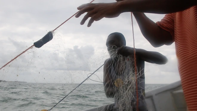 Wavuvi wakiendelesa na shughuli zao baharini