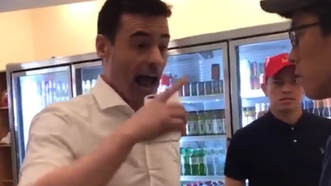 Aaron Schlossberg amenazó a trabajadores de un restaurante por hablar en español.