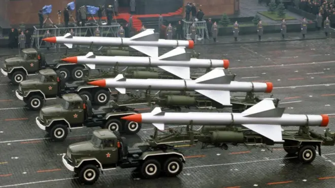 صواريخ أرض- جو خلال استعراضٍ عسكريٍ شهده الميدان الأحمر في موسكو في الذكرى الخامسة والستين لثورة أكتوبر