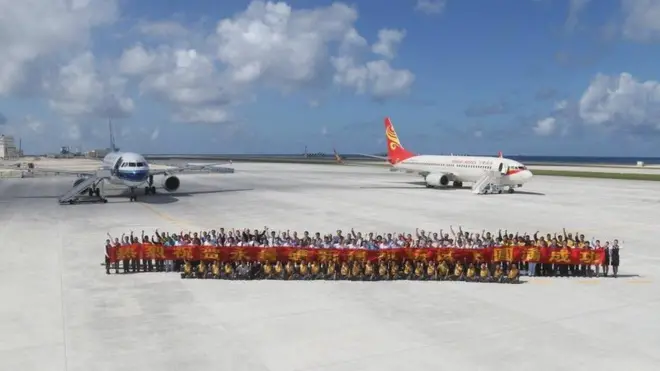 Trung Quốc đã tổ chức chuyến bay dân sự đầu tiên hôm 06/01/2016,đưa người ra thăm Đá Chữ Thập (Fiery Cross Reef) sau khi tôn tạo, xây cất đường băng dài ở đây