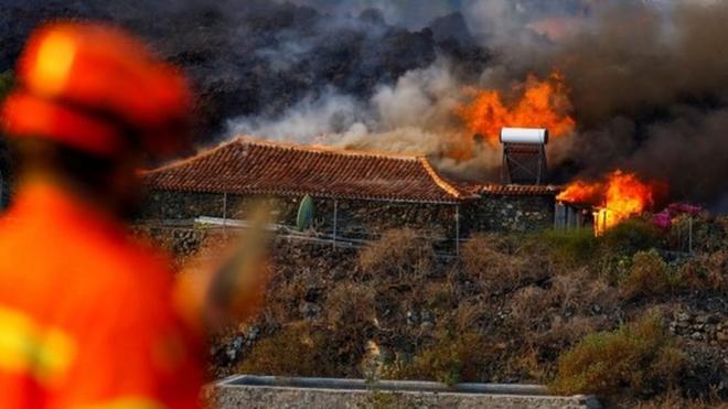Casa sendo destruída pelo fogoapostas final copaLa Palma