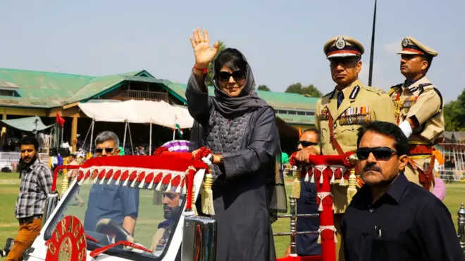 وزیراعلی بار بار یہ کہتی ہیں کہ انہیں وزیراعظم نریندر مودی نے یقین دلایا ہے کہ ریاست کی خصوصی پوزیشن کے ساتھ چھیڑ چھاڑ نہیں ہوگی۔