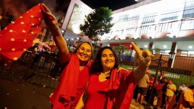 巴拉圭总大选执政党获胜后，两名支持者正在庆祝