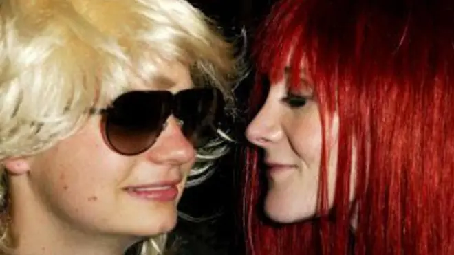 Savannah Knoop, como JT LeRoy, e Laura Albert, no início dos anos 2000