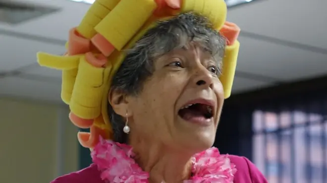 Mujer en una sesión de risoterapia