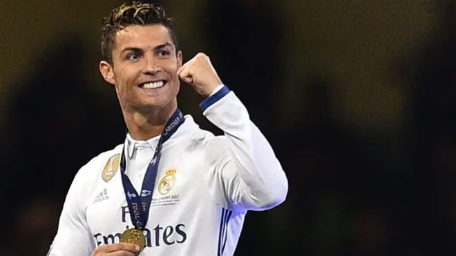 Perez đưa Ronaldo về Real Madrid năm 2009 với phí chuyển nhượng kỷ lục.