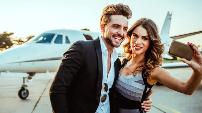 Pareja frente a avioneta