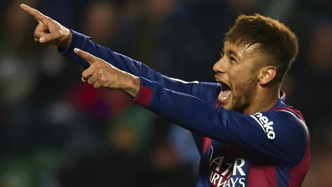 Neymar JR célèbre un but qu'il a marqué face à Elche à l'Estadio Manuel Martinez Velero, lors d'un match de la Liga, le 24 janvier 2015.
