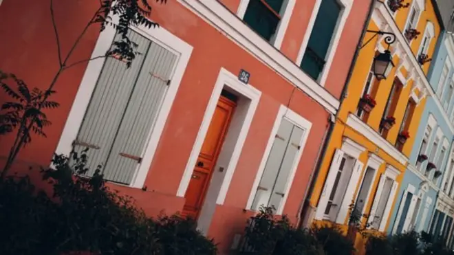 Warga yang tinggal di Rue Cremieux ingin ada waktu-waktu yang 'bebas dari gangguan orang yang ingin mengunggah foto jalan ini di Instagram'.