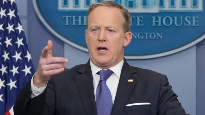 El portavoz de la Casa Blanca conversó con los periodistas el lunes.