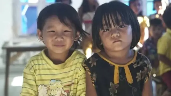 शिविरों में म्यांमार के बच्चे