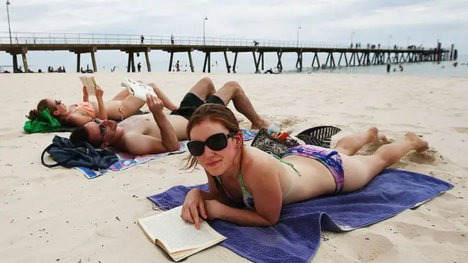 مصطافون على شاطئ في أستراليا