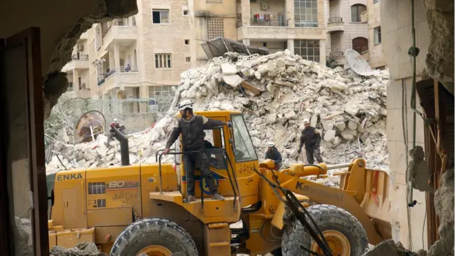 Удары по Сирии наносит как западная коалиция, так и российские силы, поддерживающие сирийское правительство