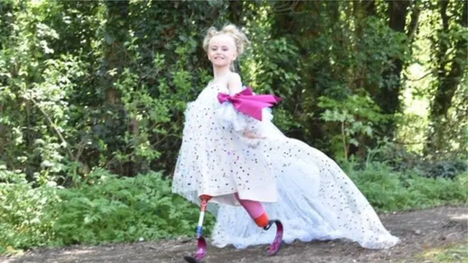 Nyuma yaho bihishuriwe ko Daisy-May Demetre azamurika imideli i New York, yatumiwe no kuyimurika i Paris