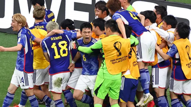 2022年サッカーW杯】 ドイツ代表、口を手で覆って撮影 FIFAの警告に反発し日本戦の前に - BBCニュース