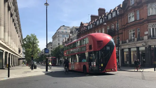 Tranportasi umum di London masih beroperasi untuk mengangkut pekerja golongan esensial, seperti tenaga medis, karyawan supermarket dan polisi.