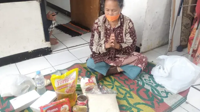 Penerima paket makanan dari Gerakan Berbagi Makanan untuk Isoman di Kota Bandung