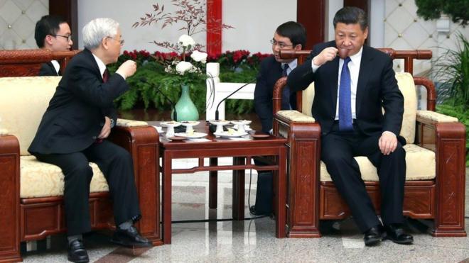 TBT Nguyễn Phú Trọng uống trà tại Bắc Kinh cùng Chủ tịch Tập Cận Bình trong chuyến thăm đầu năm 2017