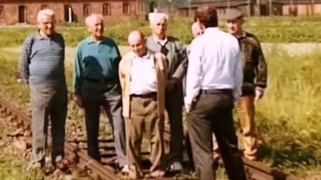 1993年,格雷夫帶著7名定居在以色列的前納粹集中營囚犯特遣隊成員和他們的家屬重返奧斯威辛,在那裏記錄了他們的回憶和證詞