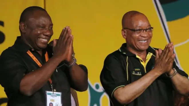 Ông Cyril Ramaphosa (trái) lên thay cho ông Jacob Zuma (phải) làm tổng thống CH Nam Phi