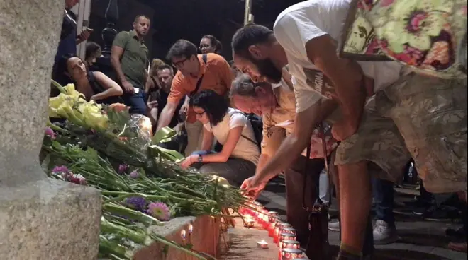 Građani ostavljaju sveće i cveće ispred zgrade Vlade u Nemanjinoj 11