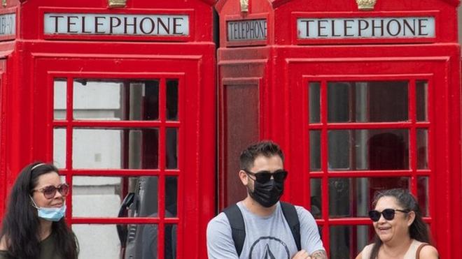 Жители Лондона в масках