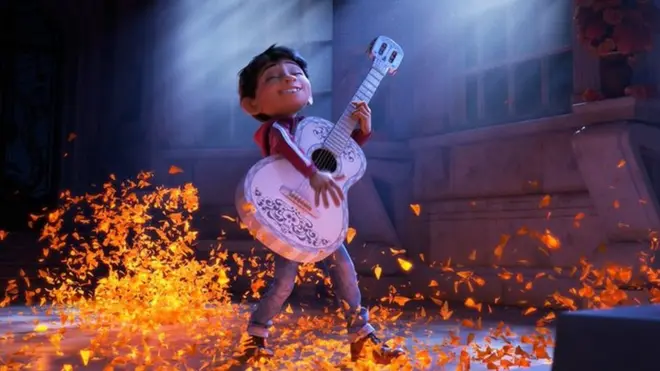 Miguel es un niño que vive una aventura en medio de la celebración del Día de los Muertos.