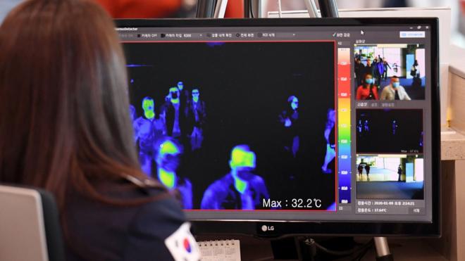 韩国仁川机场入境通道旅客通过红外线体温侦测仪（9/1/2020）