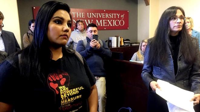 La estudiante de la Universidad de Nuevo México, Luz Hilda Campos (izquierda), y la profesora de estudios chicanos de la misma universidad, Irene Vásquez, presentan el 18 de noviembre una un documento con miles de firmas con el que piden que el campus se vuelva un "santuario" para migrantes.