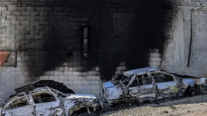 أحرق مستوطنون سيارات وممتلكات في قرية حوارة