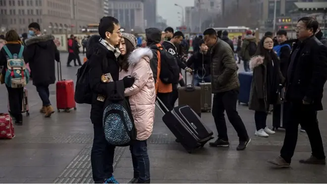 北京火车站前一对情侣相拥（25/1/2017）