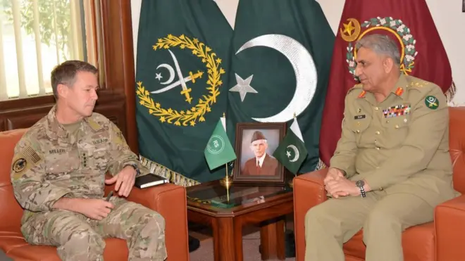 له ښي لوري د پاکستان پوځ لوی درستیز له سکات مېلر سره