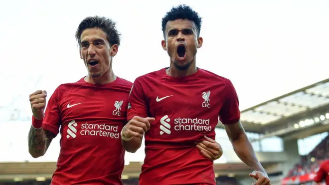 كوستاس تسيميكاس (يسار) لاعب ليفربول مع زميله لويس دياز (يمين) بعد أن سجل الثاني الهدف التاسع خلال المباراة ضد بورنموث