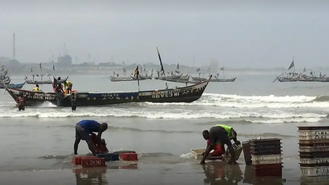 Fishermen dey sea dey catch fish