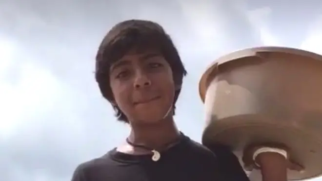 Francisco Orihuela Ramírez vive en Acapulco desde hace dos años y casi todos los días recorre la playa vendiendo las empanadas que prepara.