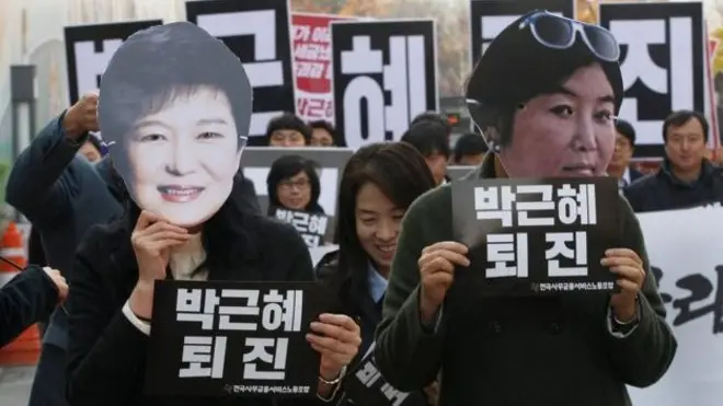 การประท้วงรัฐบาลมีสาเหตุหลักจากความไม่พอใจที่ประธานาธิบดีปล่อยให้เพื่อนสนิทแทรกแซงการเมือง