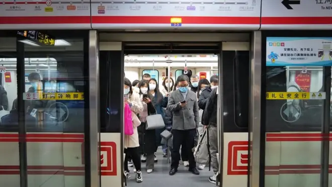 중국 허난성 보건 당국은 주민의 약 90%가 최근 코로나바이러스에 감염됐다고 밝혔다