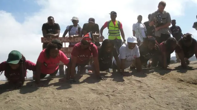 Wanaharakati wakishiriki kampeni ya #22PushUp katika Mlima Longonot