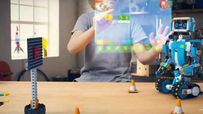 Lego'nun Boost serisi, Apple'ın iOS işletim sistemi sayesinde çocukların ilk robotlarını inşa etmelerini sağlıyor.