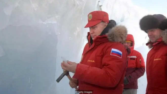 Presiden Rusia Vladimir Putin di sebelah Perdana Menteri Dmitry Medvedev saat mereka mengunjungi pulau Arktik terpencil, Franz Josef Land pada 29 Maret 2017.