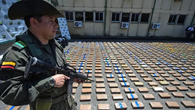 Policía con droga decomisada.