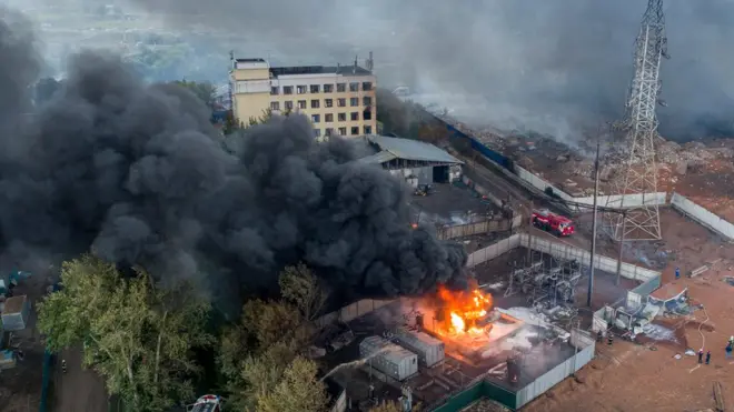 Через несколько часов после возгорания МЧС заявило, что пожар локализован