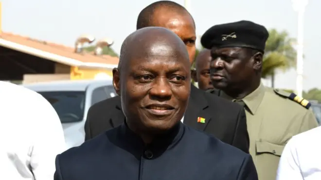 Le mandat de cinq ans de José Mario Vaza expiré le 23 juin, mais il continue de gérer les "affaires courantes" jusqu'à l'élection présidentielle programmée le 24 novembre.