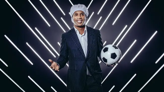 Ronaldinho cuenta con decensa de millones de seguidores en las redes sociales.