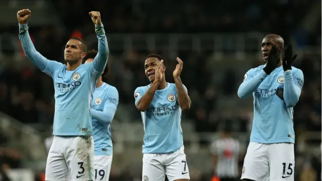 لاعبو سيتي يحتفلون مع مشجعيهم بعد مباراة نيوكاسل